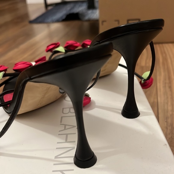 🔥Hot Pick🔥Brand New Manolo Blahnik Leather Rose-detail Lace-up Sandals - Picture 6 of 9